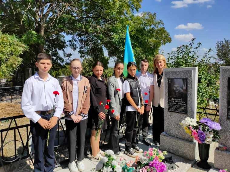 память героя России и бывшего ученика нашей школы Кулакова Романа Ивановича.